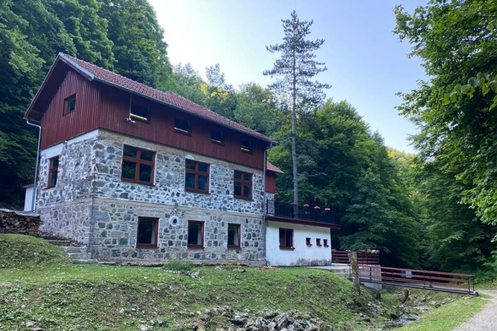 Smještaj na Kozari - planinarski dom Kotlovača